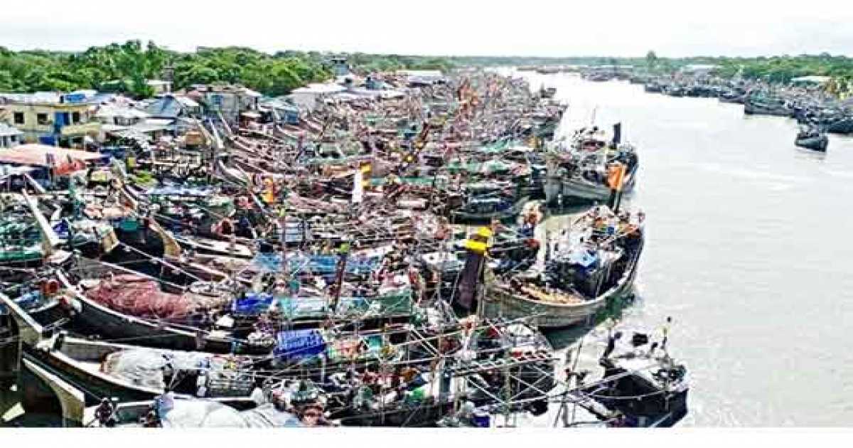 রূপালী ইলিশের সন্ধানে গভীর সমুদ্রে যাচ্ছে জেলেরা
