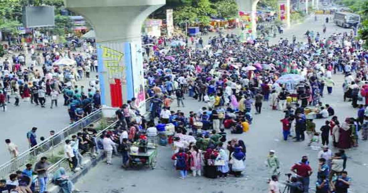 ৩ দাবিতে শাহবাগ মোড় অবরোধ করে প্রকৌশল শিক্ষার্থীদের বিক্ষোভ