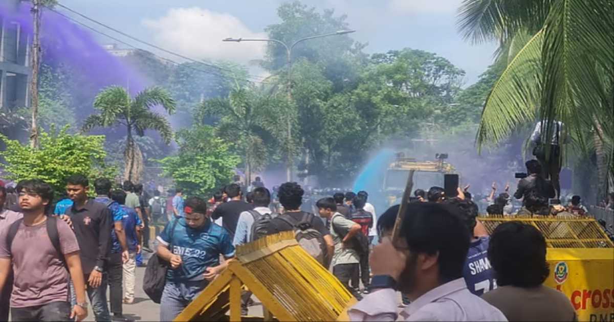 যমুনামুখী হতে চাইলে প্রকৌশল শিক্ষার্থীদের সঙ্গে পুলিশের ধস্তাধস্তি, সাউন্ড গ্রেনেড নিক্ষেপ
