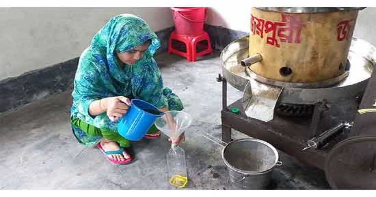 কাঠের ঘানিতে বৈদ্যুতিক সংযোগ দিয়ে বাদাম তেল উৎপাদন সফল বিথী