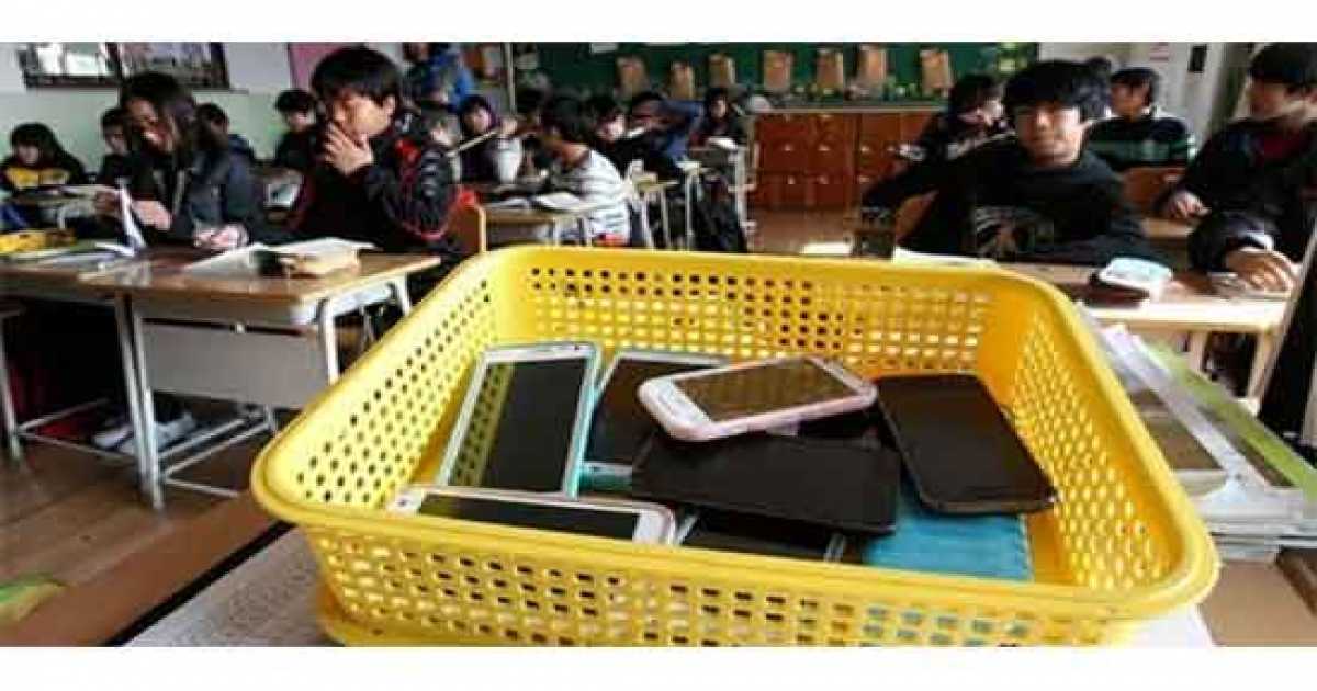 দক্ষিণ কোরিয়ায় স্কুলে ফোন ব্যবহারে নিষেধাজ্ঞা