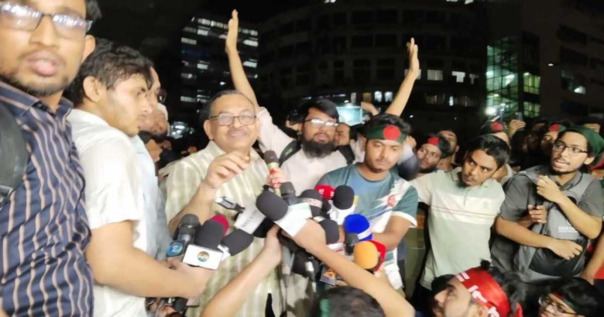ডিএমপি কমিশনারের দুঃখ প্রকাশের পর শাহবাগ ছাড়লেন প্রকৌশল শিক্ষার্থীরা