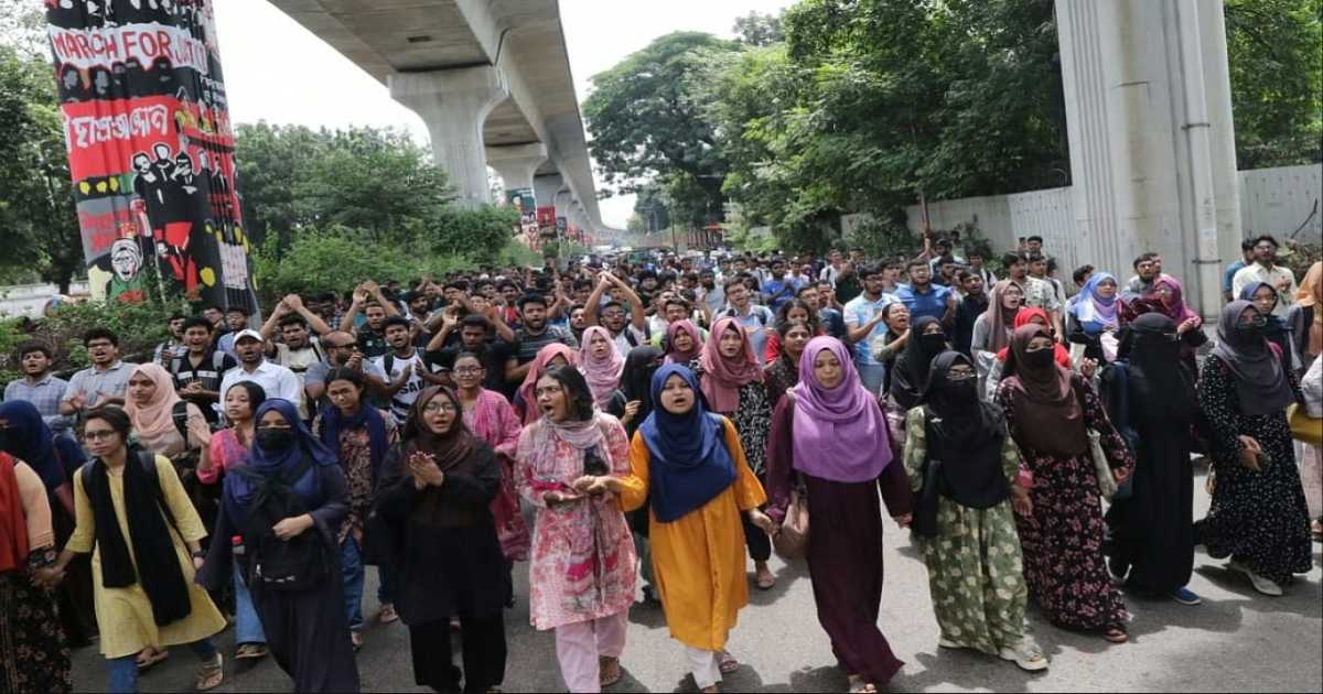 আগারগাঁও অবরোধে শেকৃবি শিক্ষার্থীরা, তিন দফা দাবিতে দুর্ভোগে যাত্রীরা