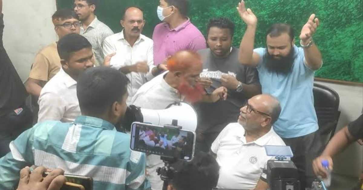 মঞ্চ ৭১ এর অনুষ্ঠানে ‘জুলাই যোদ্ধা’ নামে কতিপয়ের হট্টগোল, লতিফ সিদ্দিকী ও ঢাবি শিক্ষক পুলিশ হেফাজতে