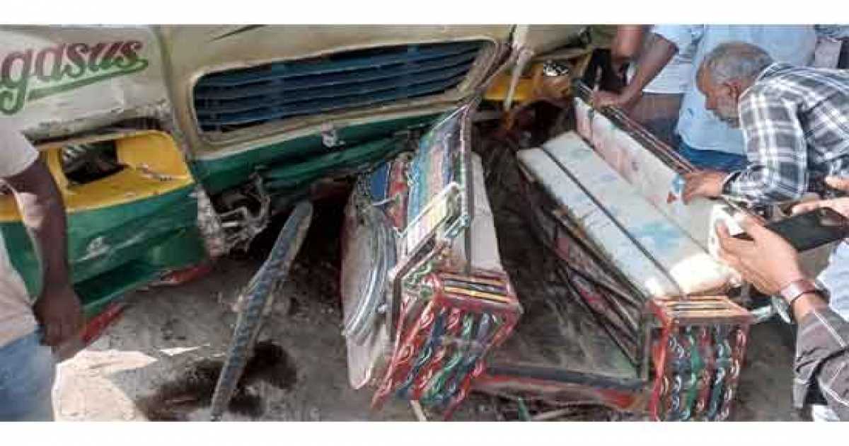 সাপাহারে বাস-ভ্যান সংঘর্ষে নিহত ২