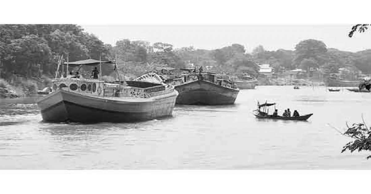 গজারিয়ায় উত্তাল মেঘনায় ঝুঁকি নিয়ে ট্রলারে যাত্রী পারাপার