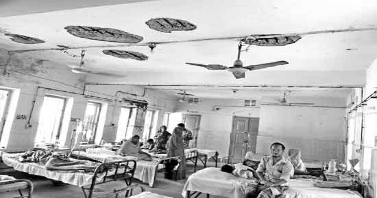 বীরগঞ্জ উপজেলা স্বাস্থ্য কমপ্লেক্স ছাদ ধসের  ভয়ে আতঙ্ক রোগীরা
