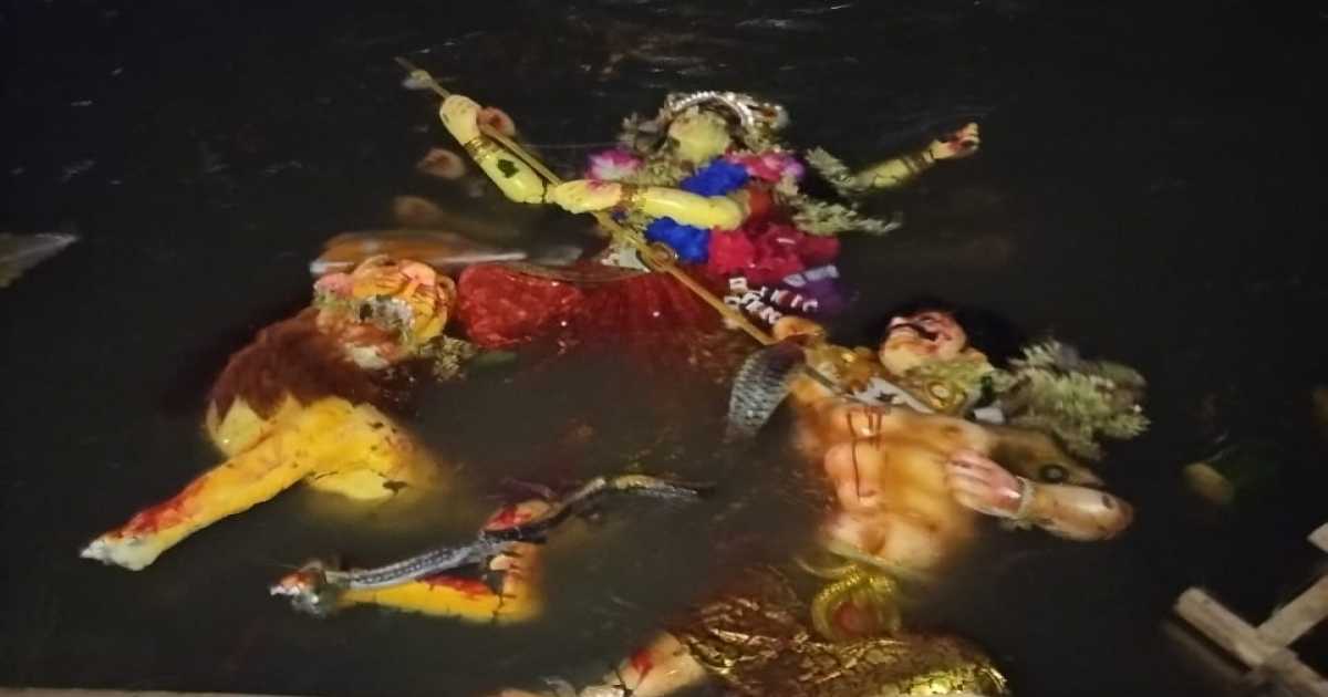 বুড়িগঙ্গায় প্রতিমা বিসর্জন শুরু, সদরঘাটে কঠোর নিরাপত্তা