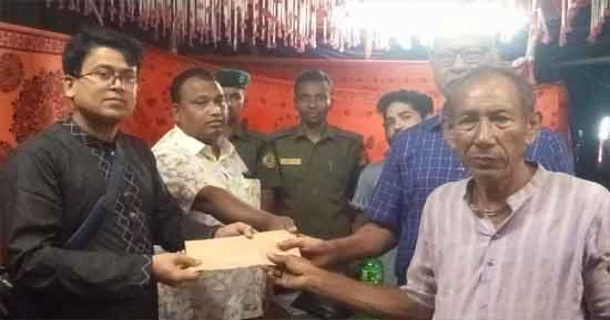 সাদুল্লাপুরে পূজামণ্ডপে ইউপি চেয়ারম্যানের সহায়তা
