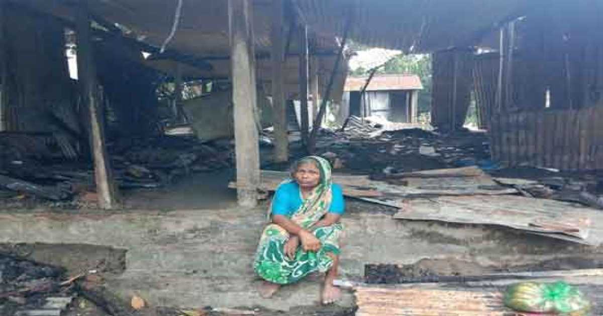 গোয়ালন্দে আগুনে নিঃস্ব ১০ পরিবার খোলা আকাশের নিচে