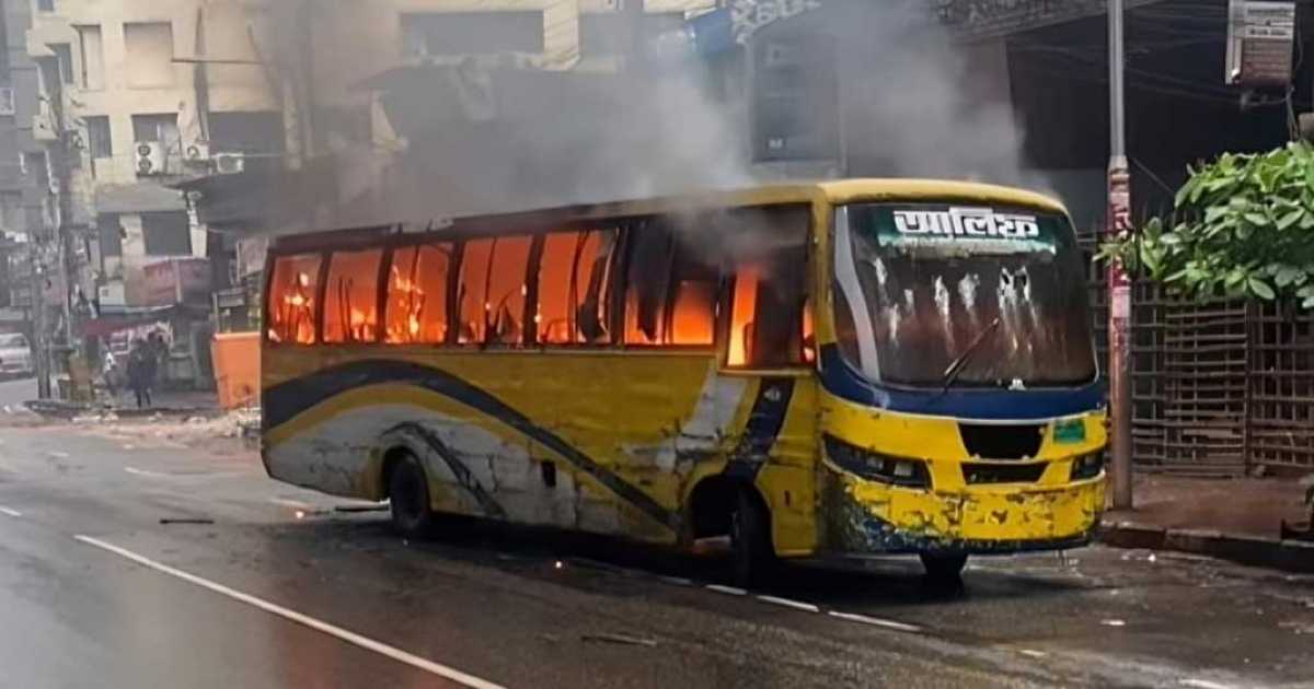 রাজধানীর মিরপুরে বাসে আগুন