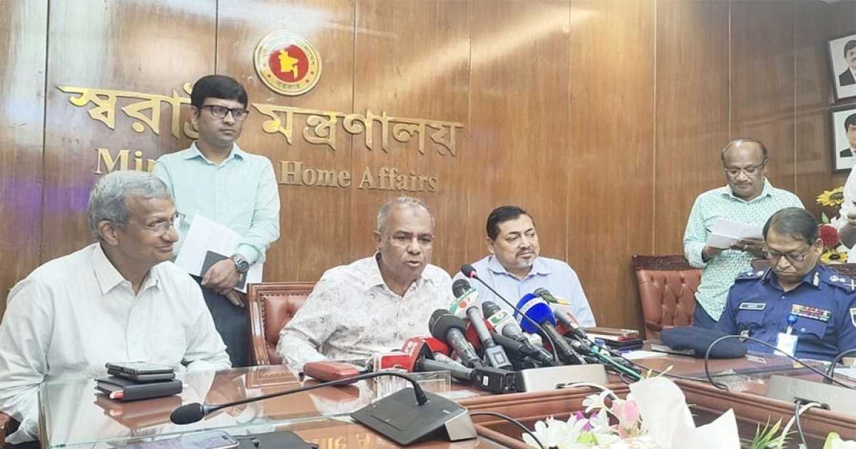 শারদীয় দুর্গাপূজায় অসুরের মুখে দাড়ি: সারা দেশে ৭৯৩টি ঘটনায় জিডি, তদন্ত চলছে — স্বরাষ্ট্র উপদেষ্টা