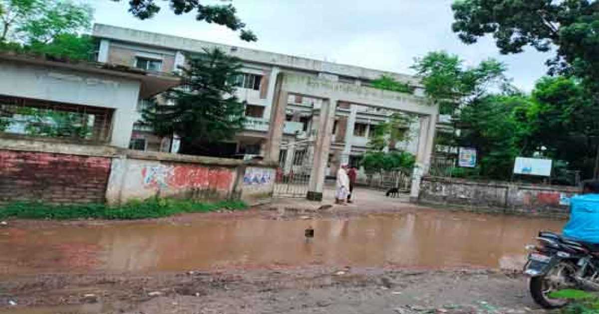 হাসপাতালের সামনের রাস্তা খানাখন্দে  ভরা, দুর্ভোগে রোগী ও স্বজনরা