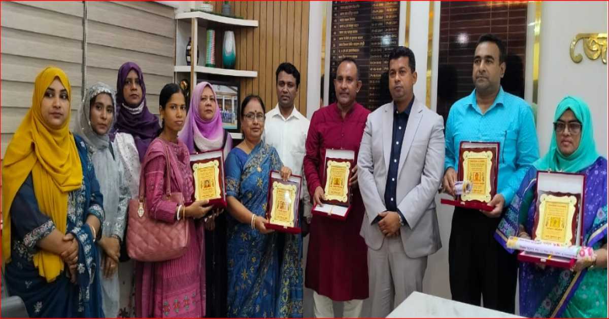 শিক্ষক দিবসে নারায়ণগঞ্জে ৫ শিক্ষককে সন্মাননা দেয়া হয়েছে
