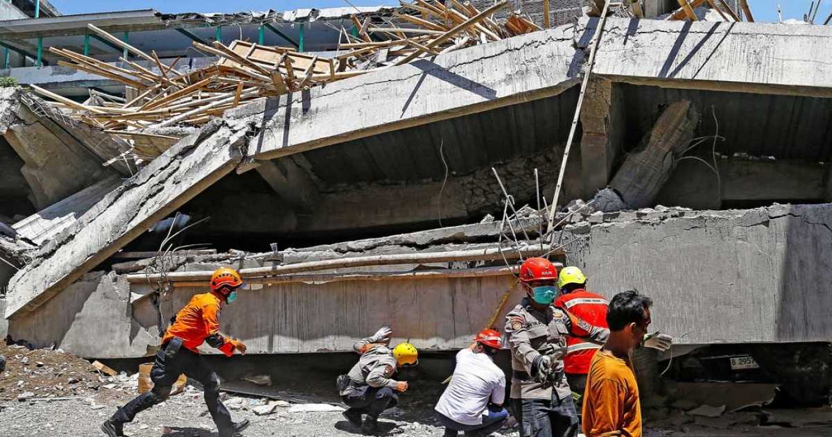 ইন্দোনেশিয়ায় স্কুল ধসে ৫০ জনের লাশ উদ্ধার, নিখোঁজ ১৩
