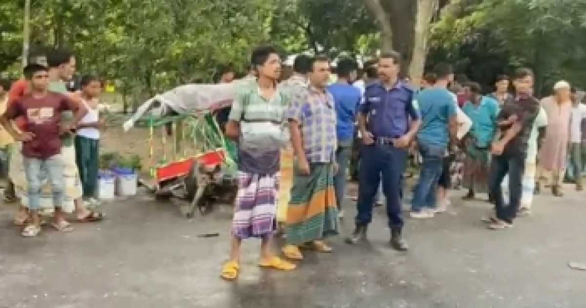 নাটোরে বাসের চাপায় ইজিবাইকের তিন যাত্রী নিহত