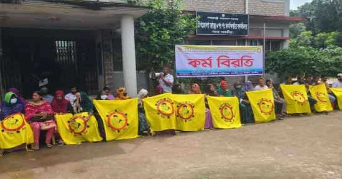অনির্দিষ্টকালের কর্মবিরতিতে মধুপুরে স্বাস্থ্য সহকারীরা