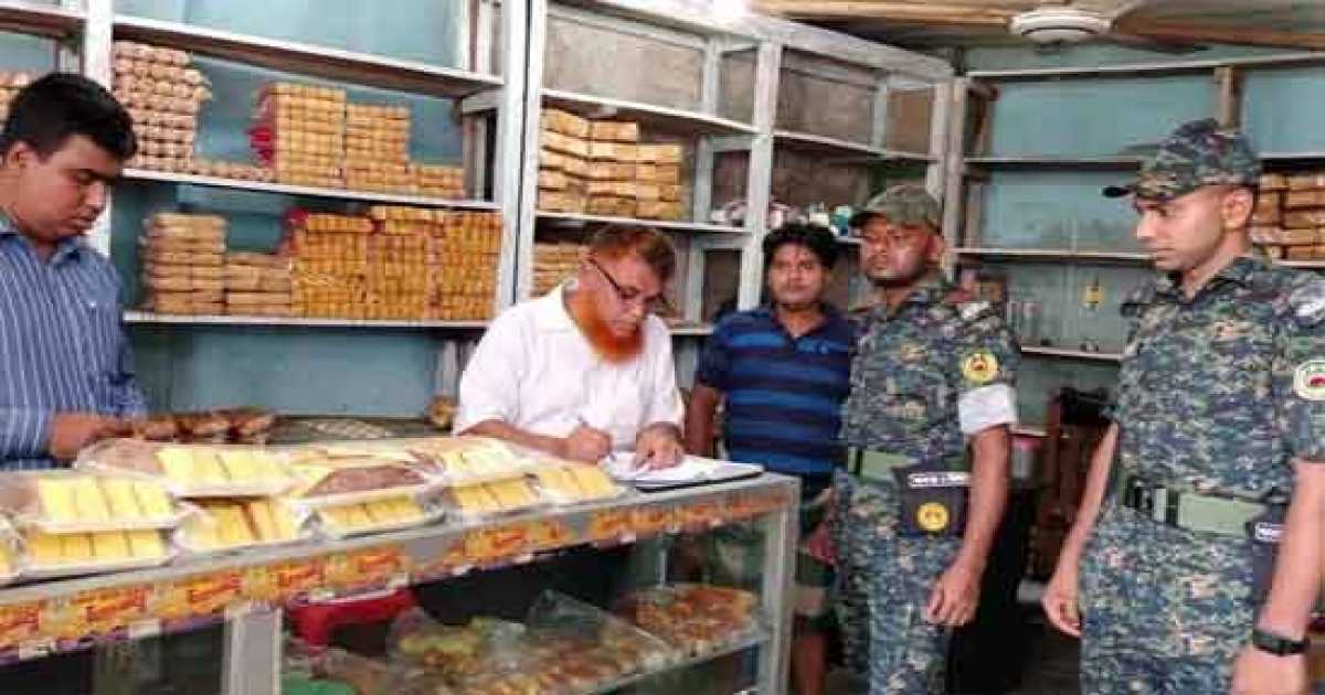 চাঁদপুরে অস্বাস্থ্যকর পরিবেশে খাবার তৈরি, ২ বেকারিকে জরিমানা