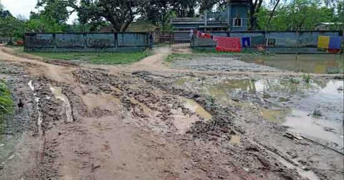 ফুলবাড়ীতে ২০০ মিটার কাঁচা রাস্তায় জনদুর্ভোগ