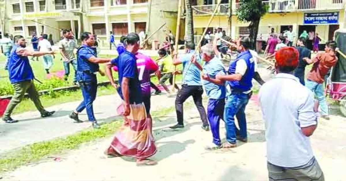 কালকিনিতে মনোনয়ন প্রত্যাশী দুই  গ্রুপের সংঘর্ষ, পুলিশসহ আহত ১৫
