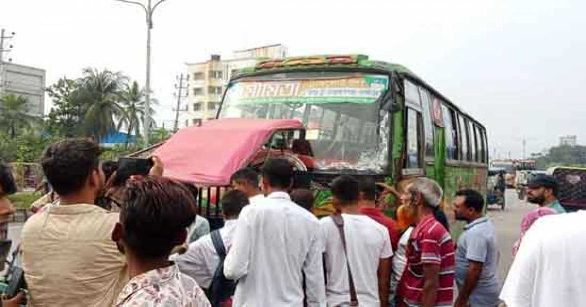 নারায়ণগঞ্জে বাসের ধাক্কায় ইজিবাইকের ১ যাত্রী নিহত-আহত ২, বাসে আগুন, চালক-সহযোগীকে মারধর