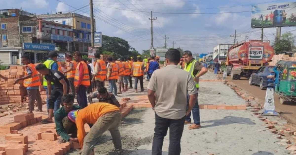 ব্রাহ্মণবাড়িয়ায় উপদেষ্টার সফর: মহাসড়ক মেরামতে তড়িঘড়ি, চলছে ইট-বালুর সাজসজ্জা