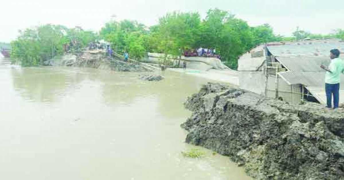 জোয়ারে খুলনায় উচ্চ বেড়িবাঁধে ভাঙন, আতঙ্কে স্থানীয়রা