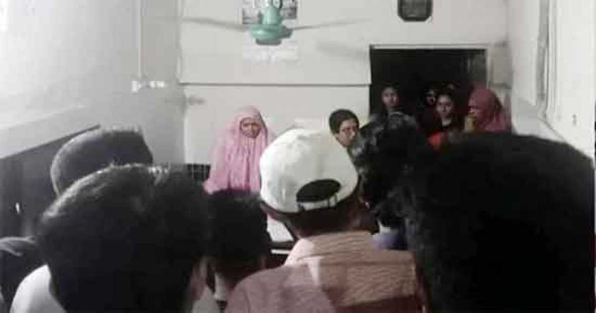 ঢাবি ছাত্রীকে ‘আটকে রেখে মারধর’