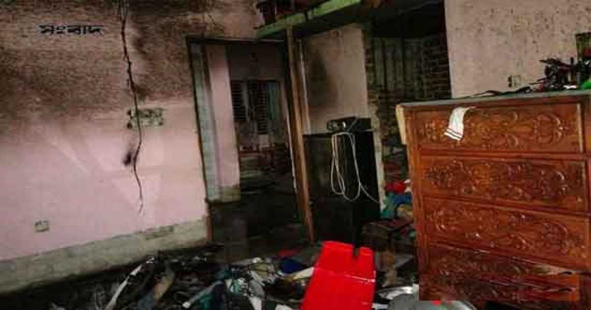 যশোর যুবক হত্যা, আসামির বাড়িতে  আগুন দিয়েছে ক্ষুব্ধ জনতা