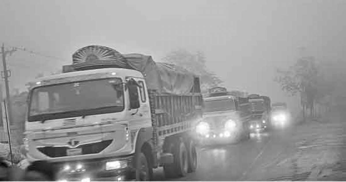নন্দীগ্রামে ঘন কুয়াশায়  হেডলাইট জ্বালিয়ে চলছে গাড়ি, নেমেছে শীতের আমেজ