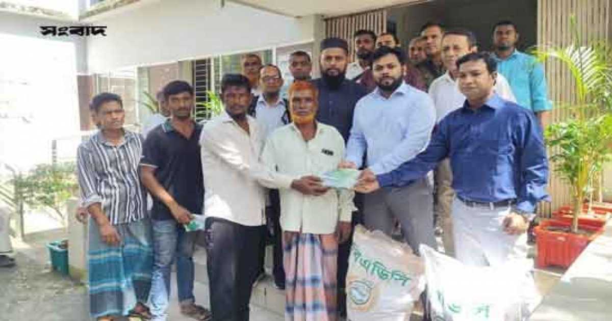 ফটিকছড়িতে কৃষকদের মাঝে সবজির বীজ ও সার বিতরণ
