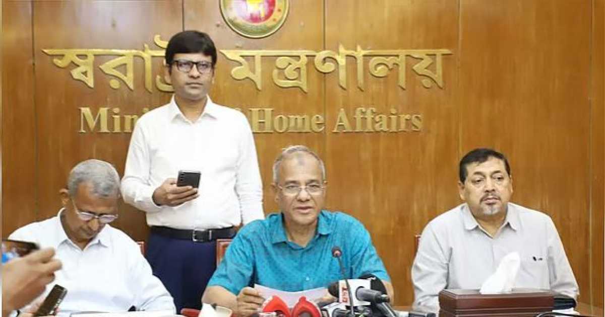 স্বরাষ্ট্র উপদেষ্টা: “আমার ছেলেমেয়েরা সবাই দেশে, আমি একা সেফ এক্সিট নিয়ে কী করব”