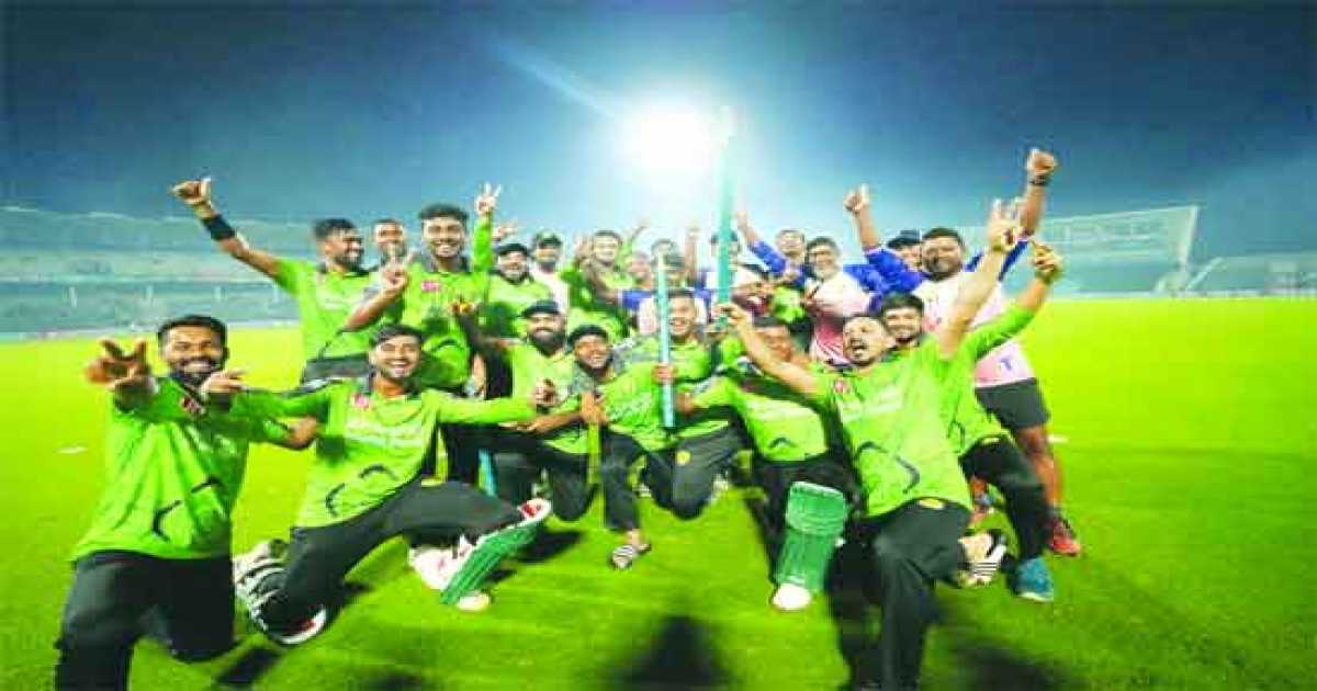 জাতীয় ক্রিকেট টি-২০ লীগের চ্যাম্পিয়ন রংপুর বিভাগীয় দলের খেলোয়াড়দের উল্লাস