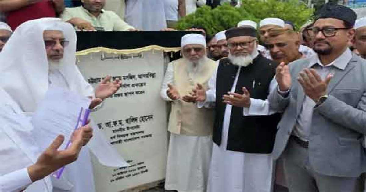 আন্দরকিল্লা শাহী জামে মসজিদকে আইকনিক মসজিদ হিসেবে গড়ে তোলা হবে: ধর্ম উপদেষ্টা