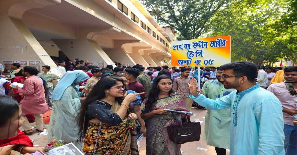 রাকসু: নবীনবরণে জমে উঠেছে নির্বাচনের প্রচারণা