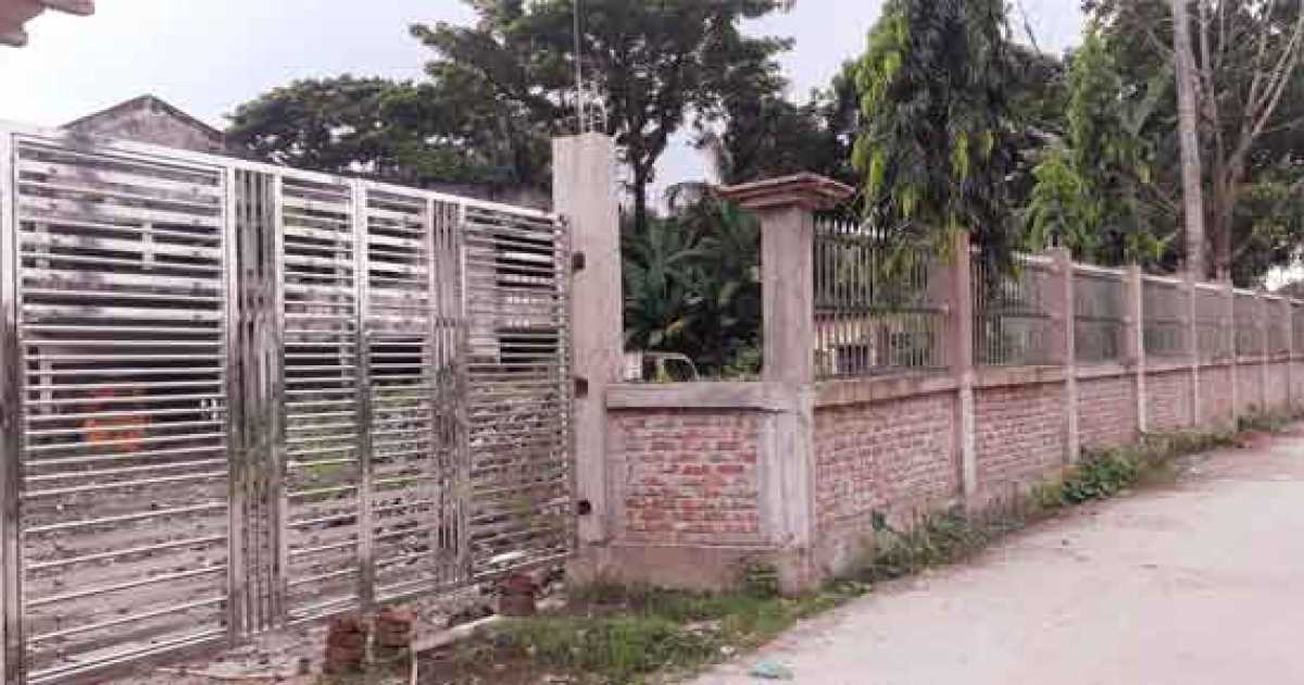 চান্দিনায় পৌর ভবনের প্রধান ফটকের কাজে অনিয়মের অভিযোগ