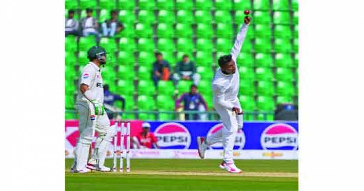 লাহোর টেস্টে পাকিস্তান  অলআউট ৩৭৮ রানে