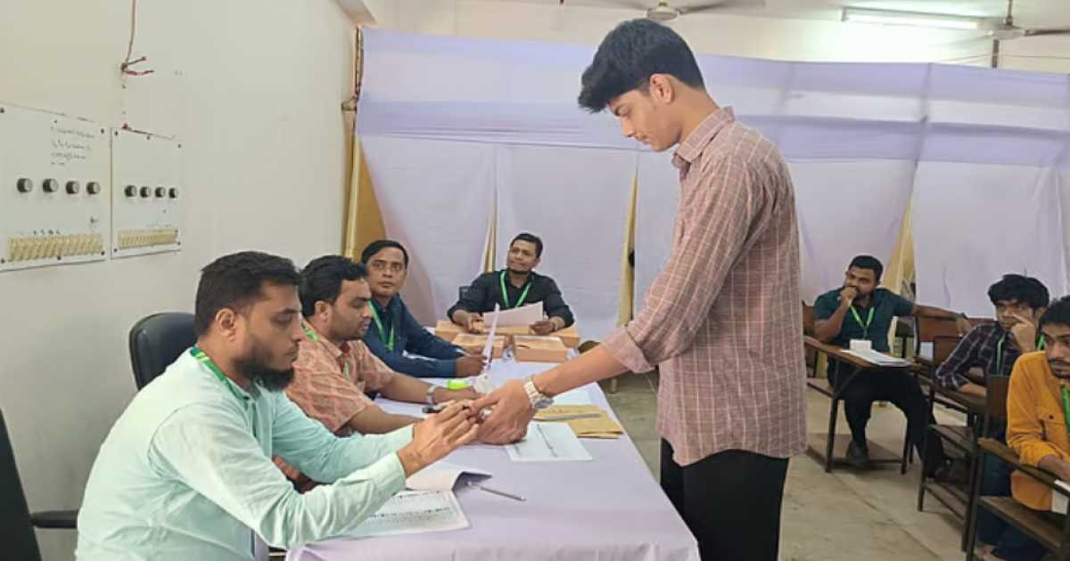৩৫ বছর পর চাকসু নির্বাচন, ‘মুক্ত ক্যাম্পাসের’ স্বপ্ন নিয়ে ভোট দিচ্ছে শিক্ষার্থীরা