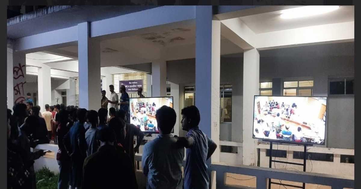 চাকসু নির্বাচনে ভোট গণনার সময় ছাত্রদল-ছাত্রশিবিরের মুখোমুখি উত্তেজনা