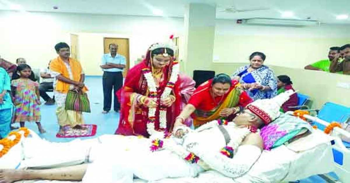 হাত-পায়ে ব্যান্ডেজ নিয়ে হাসপাতালে বর, সেখানেই মালাবদল দুজনের