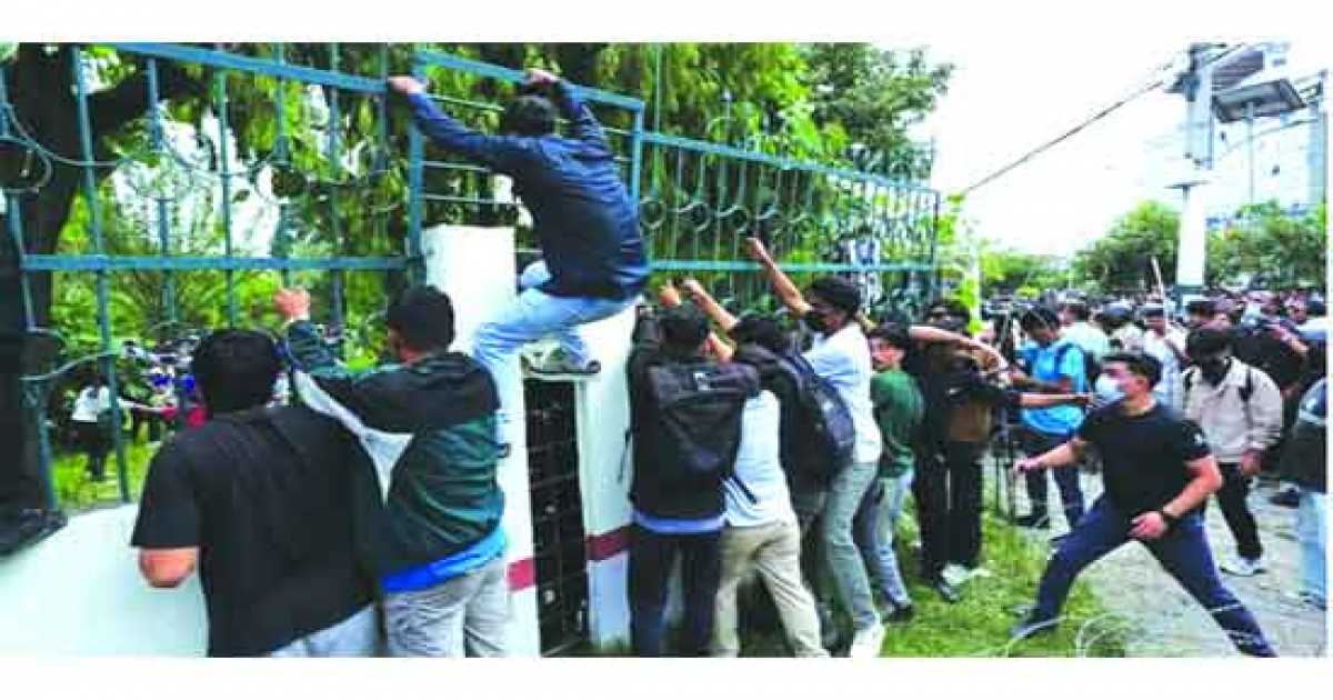 সামাজিক যোগাযোগ মাধ্যম বন্ধে বিক্ষোভ ছড়ালো নেপালজুড়ে: নিহত ১৯, কারফিউ জারি