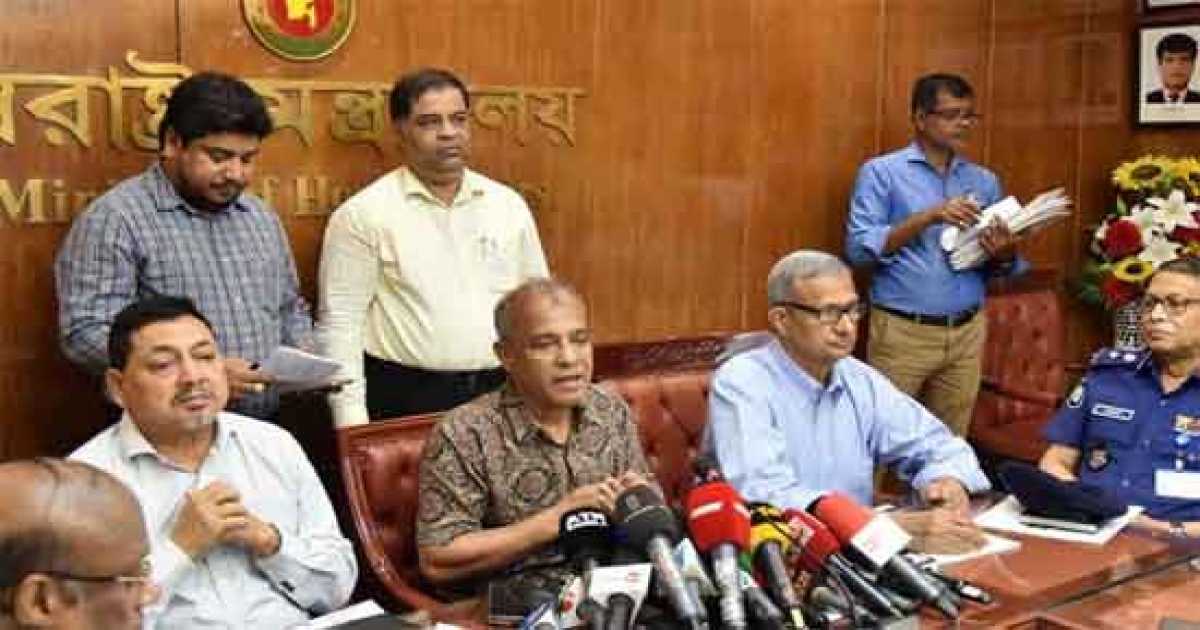 দুর্গাপূজা: ৩৩ হাজার পূজা মণ্ডপে ‘পর্যাপ্ত’ নিরাপত্তা থাকবে, বললেন স্বরাষ্ট্র উপদেষ্টা