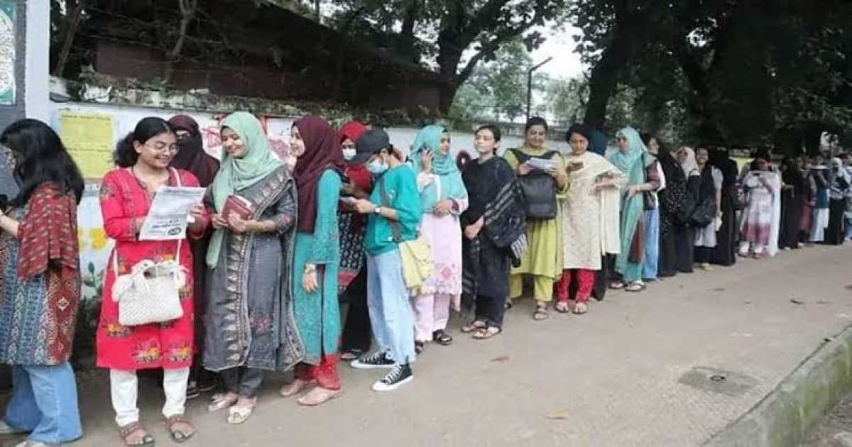 ডাকসুর ভোটে লম্বা লাইন
