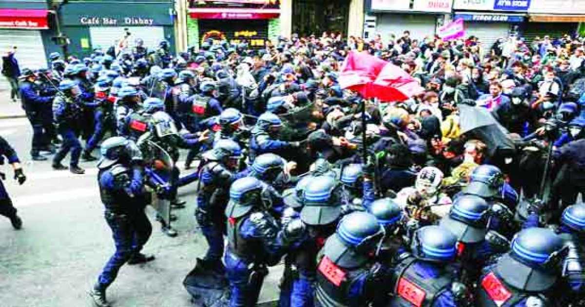 এবার সরকারবিরোধী বিক্ষোভে উত্তাল ফ্রান্স