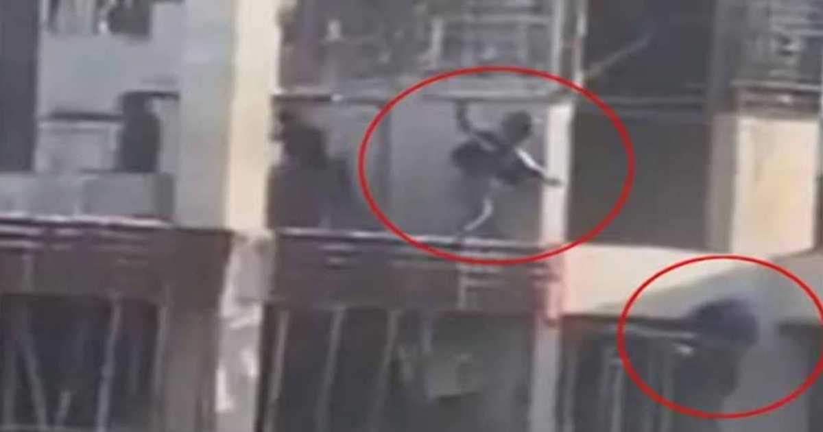 কার্নিশে ঝুলে থাকা তরুণকে গুলি: অভিযোগ গঠনের আদেশ মঙ্গলবার
