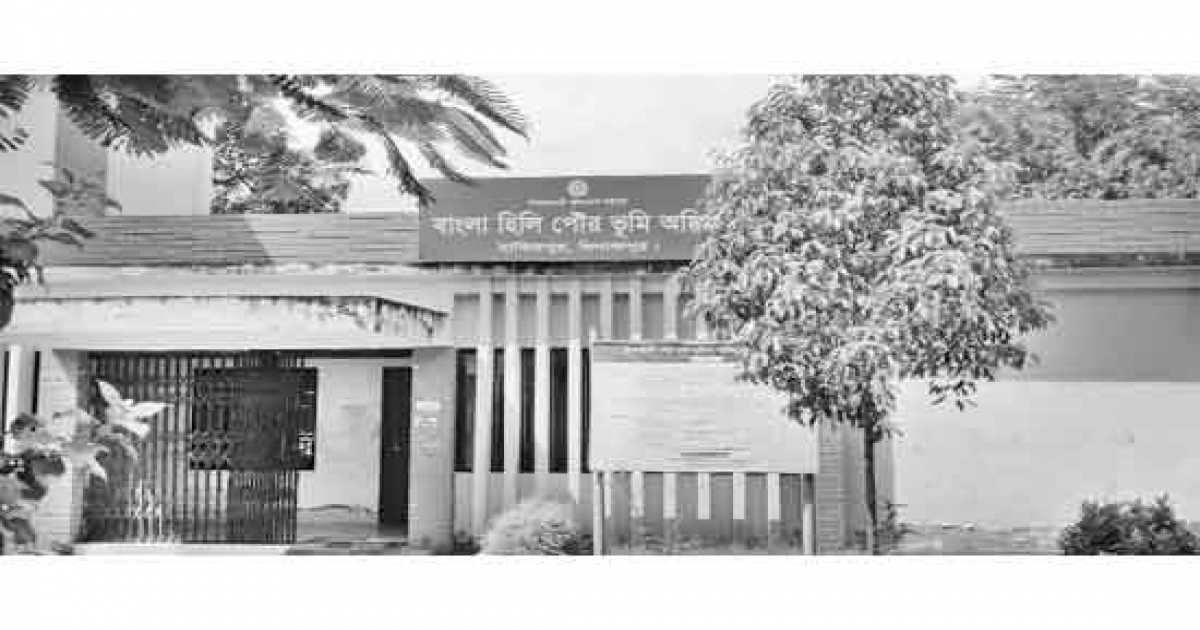 ভূমি অফিসে হয়রানির অভিযোগে ক্ষুব্ধ সেবাপ্রত্যাশীরা