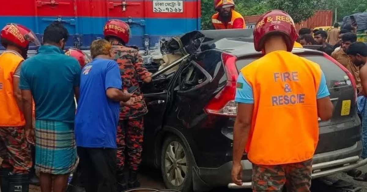 চট্টগ্রামে কভার্ড ভ্যানের পেছনে প্রাইভেট কারের ধাক্কা, প্রাণ গেল বাবা–মেয়ের