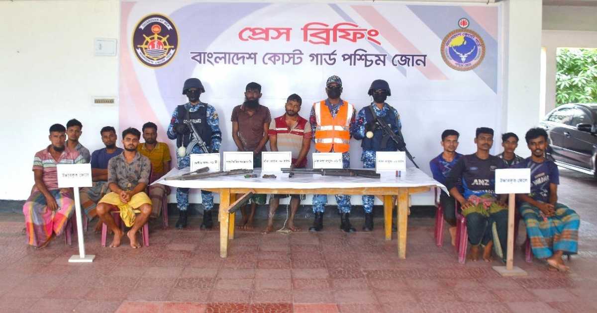 সুন্দরবনের ডাকাত রাঙ্গা বাহিনীর ২ সহযোগী অস্ত্র ও গোলাবারুদসহ আটক, জিম্মি ৯ জেলেকে উদ্ধার করেছে কোস্ট গার্ড