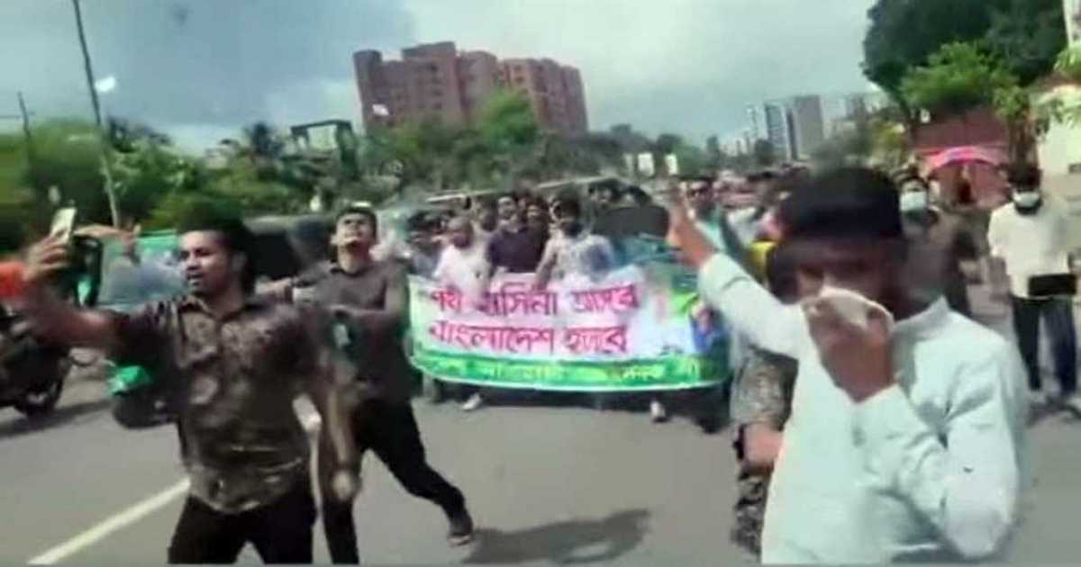 ঢাকার আগারগাঁওয়ে অন্তর্বর্তী সরকারের বিরুদ্ধে ‘নিষিদ্ধ’ আওয়ামী লীগের বিক্ষোভ মিছিল