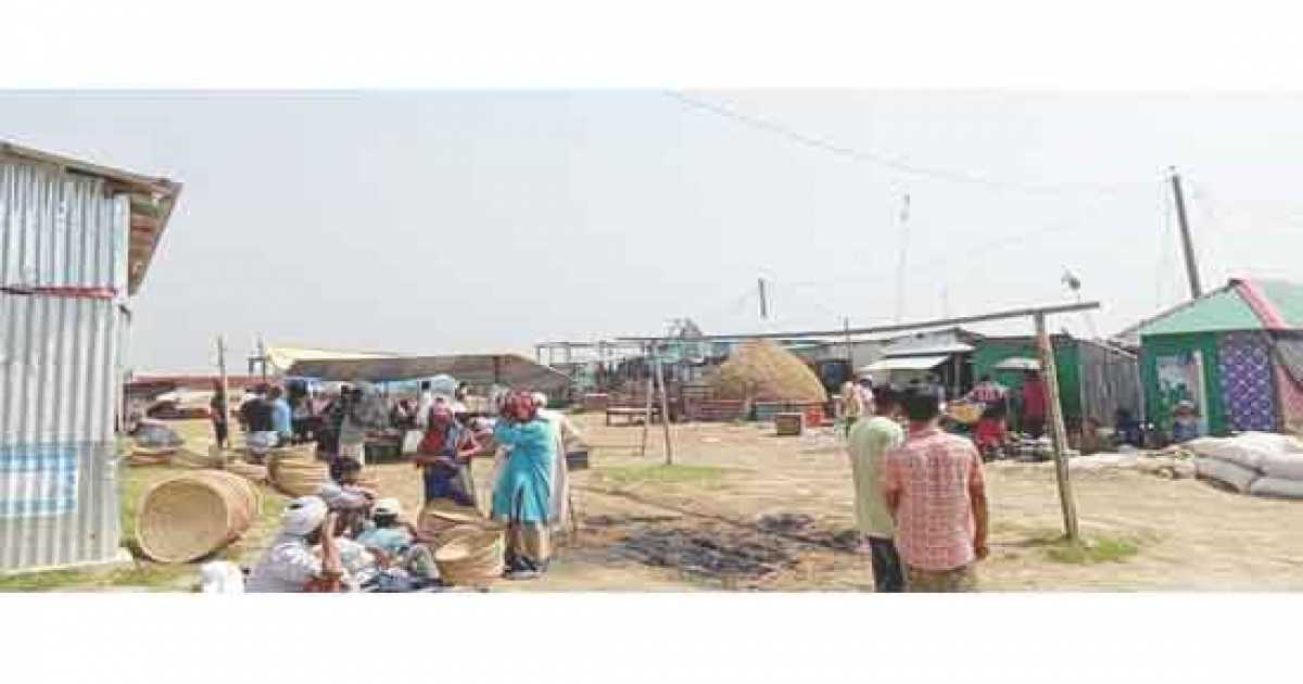 মোহনগঞ্জে জমজমাট সাজের দোকান